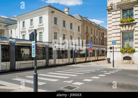 Moderne Straßenbahn im Stadtzentrum von Tours, Indre-et-Loire, Frankreich. Stockfoto