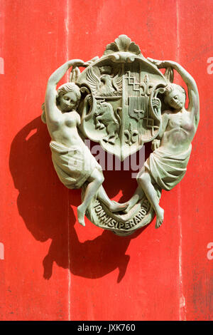 Eine reich verzierte Türklopfer von Mann und Frau mit einem Wappen auf eine Tür in Mdina Malta Stockfoto