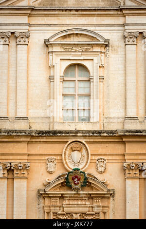 Einen honigfarbenen Stein Wand auf einem alten Gebäude in Mdina Malta Stockfoto