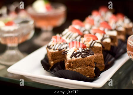 Süße Schokolade Kuchen mit Erdbeeren Frucht an ihm Stockfoto