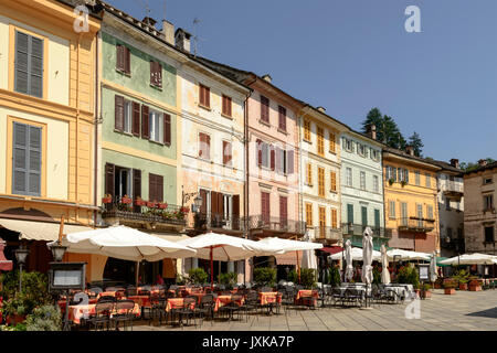 Cafes und alten malerischen Gebäuden auf Motta Marktplatz im historischen, touristisches Dorf, Schuß auf hellen Sommertag in Orta San Giulio, Novara, Cus Stockfoto