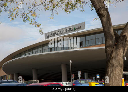 Menschen und Autos außerhalb von Santa Justa Bahnhof, Sevilla, Spanien Stockfoto