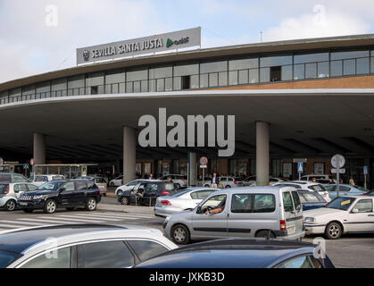 Menschen und Autos außerhalb von Santa Justa Bahnhof, Sevilla, Spanien Stockfoto