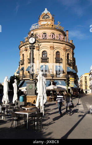 El Gallo Azul Rotunde Café Gebäude im zentralen Baujahr 1929 Werbung Fundador Weinbrand, Jerez De La Frontera, Spanien Stockfoto