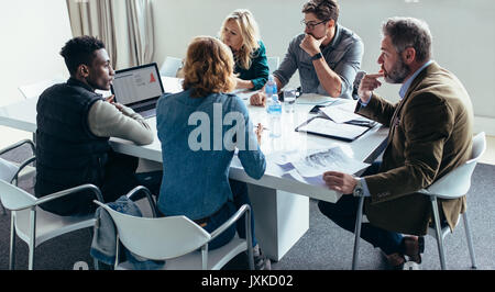 Moderne Business Team arbeiten am neuen Projekt während der Sitzung und Laptop. Unternehmer, die Präsentation auf dem Laptop an Kollegen Stockfoto