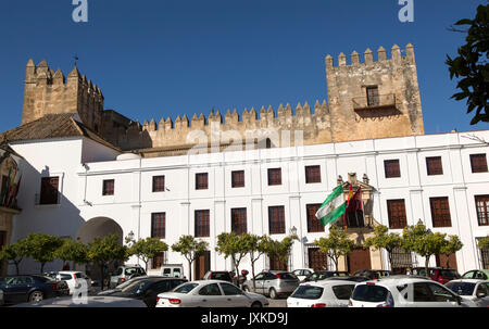 Schloss Stadtmauer und Rathaus Ayuntiamento Gebäude, Dorf Arcos de la Frontera, Provinz Cadiz, Spanien Stockfoto