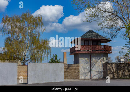 Der Perimeter- und Wachturm an der KZ-Gedenkstätte Sachsenhausen. Stockfoto