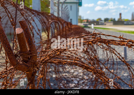 Stacheldraht zaun und Wachturm in Sachsenhausen Concentration Camp Memorial Site Stockfoto