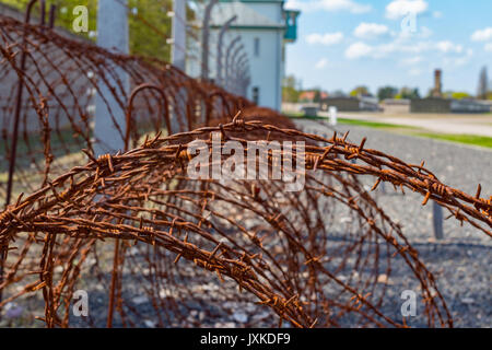 Stacheldraht zaun mit Wachturm im Hintergrund bei der KZ-Gedenkstätte Sachsenhausen. Stockfoto