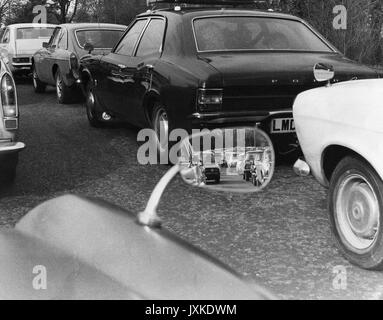 Eine Bank Holiday Stau auf der London gebunden Fahrbahn der A23 etwas außerhalb von Brighton, England, das am 11. April 1977. Stockfoto