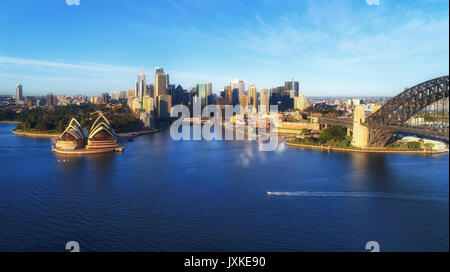 Stadt Sydney Sehenswürdigkeiten rund um Hafen Gewässer - Harbour Bridge, CBD, dem Circular Quay und dem Felsen von oben betrachtet. Stockfoto