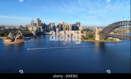 Antenne Panorama von Sydney Wahrzeichen der Stadt über den Hafen von der Harbour Bridge zu CBD, dem Circular Quay und die Domäne ein. Stockfoto