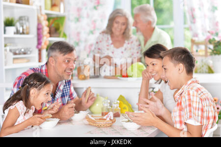 Happy Family Mit Frühstück Stockfoto