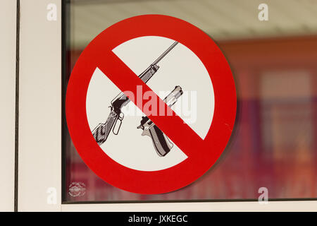 Keine Gewehre Warnschild auf Longyearbyen Bank Stockfoto