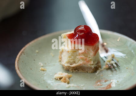 Die Cherry Cheesecake wurde auf hölzernen Tisch gegessen Stockfoto