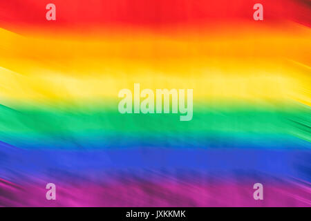 Motion unscharfes Bild eines schwulen Regenbogen Flagge während der CSD-Parade. Konzept der LGBT-Rechte. Stockfoto