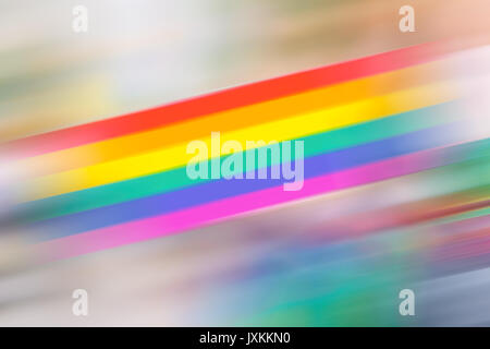 Motion unscharfes Bild eines schwulen Regenbogen Flagge während der CSD-Parade. Konzept der LGBT-Rechte. Stockfoto