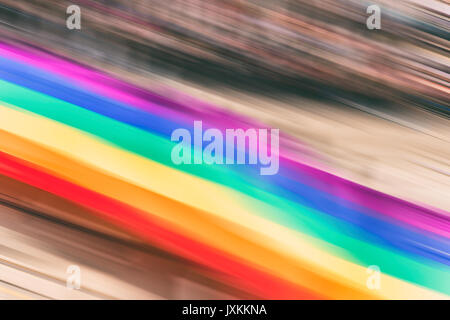 Motion unscharfes Bild von Schwulen Regenbogen Flaggen während der CSD-Parade. Konzept der LGBT-Rechte. Stockfoto