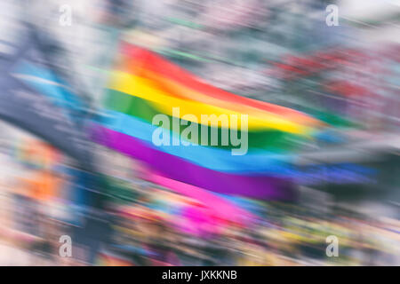 Abstrakte Bewegung unscharfes Bild eines schwulen Regenbogen Flagge während einer Pride Parade. Konzept der LGBT-Rechte. Stockfoto