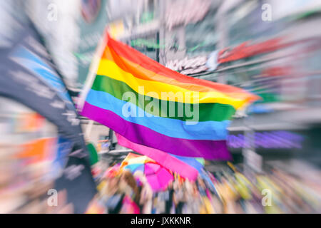 Motion unscharfes Bild von Schwulen Regenbogen Flaggen während der CSD-Parade. Konzept der LGBT-Rechte. Stockfoto