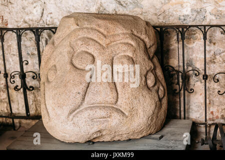 Riga, Lettland. Salaspils Steinkopf ist Stein Statue des alten slawischen Idol im Museum von Dom. Denkmal hat eine Höhe: 0,83 m, Länge - 0,855 Stockfoto