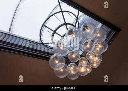 Deckenleuchten leuchten aus Glas Globen in einem buiulding gemacht Stockfoto