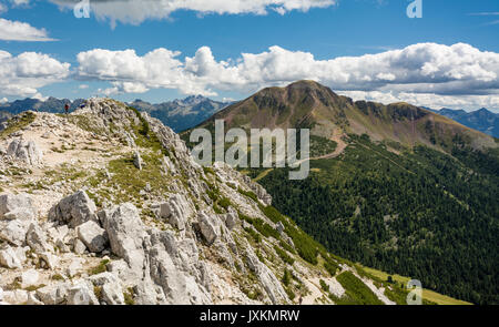 Fantastische Bergwelt Sommer Landschaft in den Dolomiten, Südtirol, Italien. White Peak und Schwarze Spitze im oclini Pass, Norditalien. Stockfoto