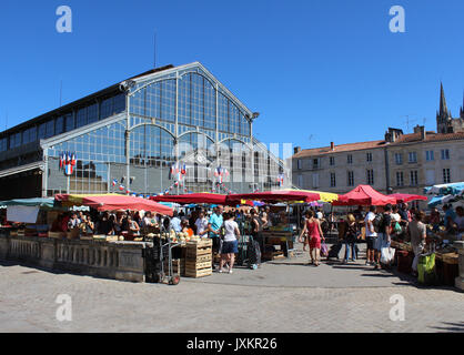 NIORT, Frankreich, 16. JULI 2017: Blick auf die bunten Sonntag, den lokalen Markt produzieren und Place de Halles in Niort, einer Stadt in der Alpes-de-Haute-Provence region Wester Stockfoto