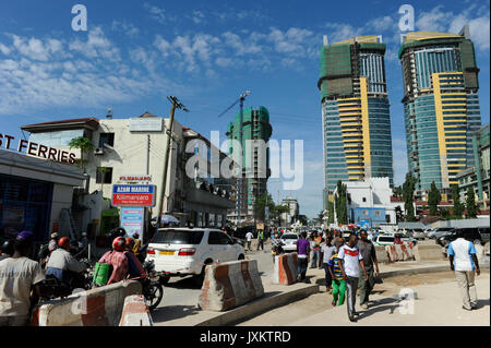 Tansania Dar es Salaam, links Ferry Station nach Sansibar und der Bau von neuen Wolkenkratzern/TANSANIA Dar Es Salam, Neubau neuer Hochhaeuser Stockfoto