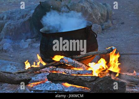 Eine traditionelle Gusseisen Potjie Pot und einem Zulu Perlen