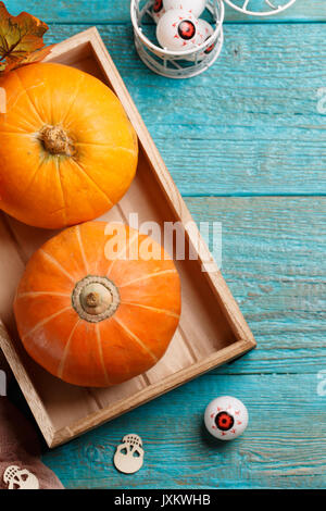 Halloween Kürbisse auf hölzernen Tisch Stockfoto