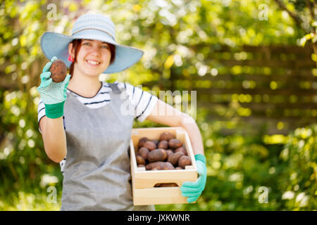 Junge Frau Bauer in hat Stockfoto