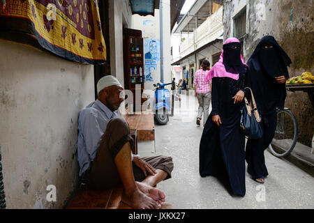 Tansania, Sansibar, Stone Town ist Teil der UNESCO-Kulturerbe, verschleierte muslimische Frauen und schlafenden Mann/TANSANIA Insel Sansibar, Stonetown, die Altstadt ist Teil des UNESCO-Welterbe Programm, 99 Prozent der Feuerstelle sind Muslime Stockfoto