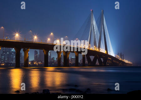 Mumbais iconic Bandra Worli Sealink bei Nacht Stockfoto