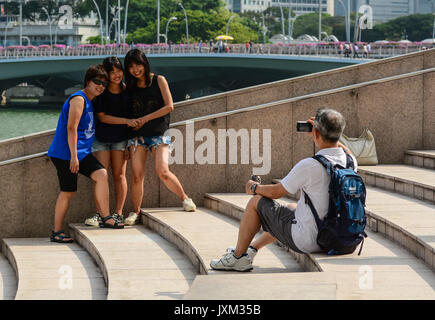 Singapur - Jul 3, 2015. Touristen, auf der Treppe an der Marina Bay in Singapur. Seit der Unabhängigkeit im Jahre 1965, die Singapur Wirtschaft hat Rap erlebt Stockfoto