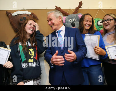 Minister für Bildung und Qualifikationen Richard Bruton mit (von links) Sarah Farrelly, Aisling Williams und Faye Donnelly nach Erhebung der Schulabschluss Ergebnisse bei Maryfield College Drumcondra, Dublin. Stockfoto