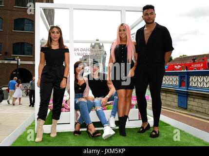 Sophie Kasaei, Abbie Holborn, Scott Timlin, Chloe Fähre und Nathan Henry aus der Cast von Geordie Ufer an der Fotoauftrag zu Serie 15 der Show in London starten. Stockfoto