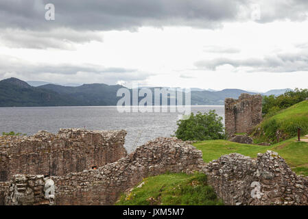 Ruinen des antiken mittelalterlichen Urquhart Castle am Ufer des Loch Ness in Schottland Stockfoto