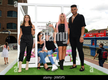 Sophie Kasaei, Abbie Holborn, Scott Timlin, Chloe Fähre und Nathan Henry aus der Cast von Geordie Ufer an der Fotoauftrag zu Serie 15 der Show in London starten. Stockfoto