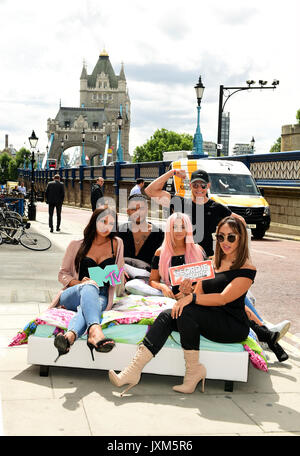 Abbie Holborn, Nathan Henry, Chloe Fähre, Scott Timlin und Sophie Kasaei (links - rechts) von der Besetzung von Geordie Ufer an der Fotoauftrag zu Serie 15 der Show in London starten. Stockfoto