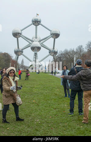 Chinesische Touristen, die Fotos an das Atomium in Brüssel, Belgien Stockfoto