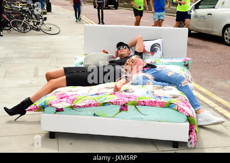 Chloe Fähre und Scott Timlin aus der Cast von Geordie Ufer an der Fotoauftrag zu Serie 15 der Show in London starten. Stockfoto