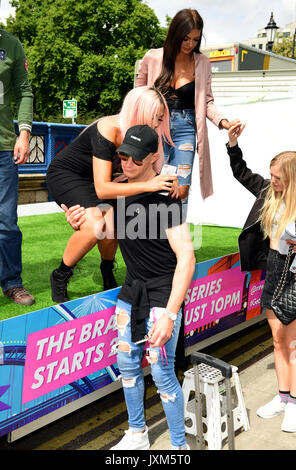 Scott Timlin und Chloe Fähre aus der Cast von Geordie Ufer an der Fotoauftrag zu Serie 15 der Show in London starten. PRESS ASSOCIATION Foto. Bild Datum: Mittwoch, August 16, 2017. Foto: Ian West/PA-Kabel Stockfoto