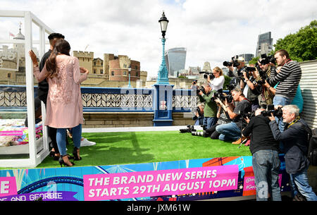 Sophie Kasaei, Abbie Holborn, Scott Timlin, Chloe Fähre und Nathan Henry aus der Cast von Geordie Ufer an der Fotoauftrag zu Serie 15 der Show in London starten. Stockfoto