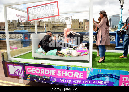 Sophie Kasaei, Abbie Holborn, Scott Timlin, Chloe Fähre und Nathan Henry aus der Cast von Geordie Ufer an der Fotoauftrag zu Serie 15 der Show in London starten. PRESS ASSOCIATION Foto. Bild Datum: Mittwoch, August 16, 2017. Foto: Ian West/PA-Kabel Stockfoto