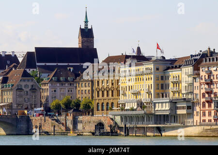 Historische Häuser am Rhein in Basel, Basel-Stadt, Schweiz. Stockfoto