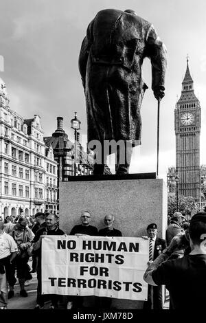 Britische Armee Veteranen stehen unter der Statue von Winston Churchill Halten ein Banner Anspruchsvolle' keine Menschenrechte für Terroristen', London, UK Stockfoto