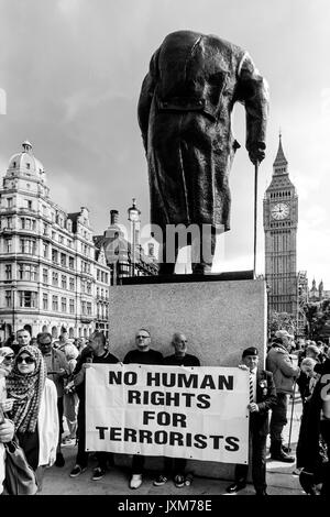 Britische Armee Veteranen stehen unter der Statue von Winston Churchill Halten ein Banner Anspruchsvolle' keine Menschenrechte für Terroristen', London, UK Stockfoto