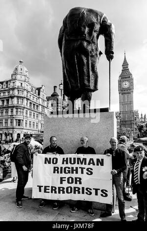 Britische Armee Veteranen stehen unter der Statue von Winston Churchill Halten ein Banner Anspruchsvolle' keine Menschenrechte für Terroristen', London, UK Stockfoto