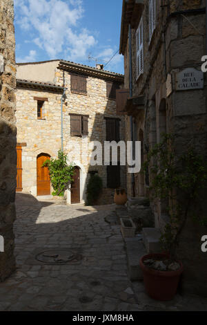 Callian, mittelalterliches Dorf auf den Hügeln zwischen Montauroux und Fayence, Region Provence-Alpes-Côte d'Azur im Südosten von Frankreich, Europa gehockt Stockfoto